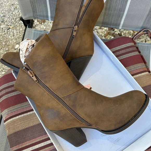New Brown Fringe Boots - Picture 3 of 8
